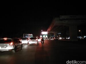 Jelang Libur Natal, Tol Cawang arah Jatiwaringin Macet 3 Km