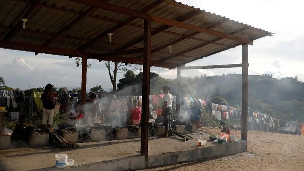 Suku Warao yang mendiami wilayah timur Venezuela mengungsi ke Brasil.