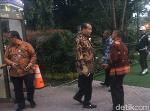 Chairul Tanjung Hadiri Prosesi Adat Nikahan Kahiyang-Bobby Chairul Tanjung Hadiri Prosesi Adat Nikahan Kahiyang-Bobby