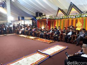 Sidang Adat Bahas Gelar untuk Kahiyang-Bobby Dimulai Sidang Adat Bahas Gelar untuk Kahiyang-Bobby Dimulai