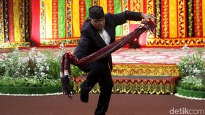 Foto: Tetua Adat Manortor di Pesta Adat Kahiyang-Bobby