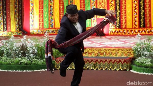 Foto: Tetua Adat Manortor di Pesta Adat Kahiyang-Bobby