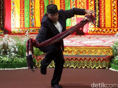Foto: Tetua Adat Manortor di Pesta Adat Kahiyang-Bobby