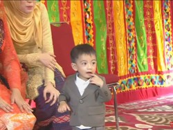 Gemas Banget! Jan Ethes Bolak-balik Hampiri Kahiyang di Pesta Adat