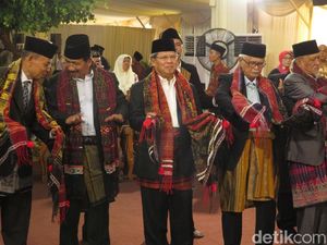 Todung Mulya Lubis Ikut Manortor di Pesta Adat Kahiyang-Bobby Todung Mulya Lubis Ikut Manortor di Pesta Adat Kahiyang-Bobby