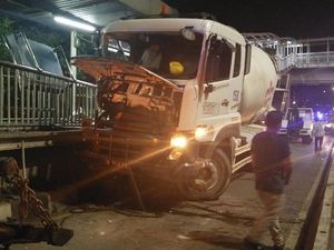 Halte Pancoran Barat yang Ditabrak Truk Molen Tetap Beroperasi