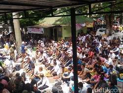 Sebelum Aksi 2411, Massa Salat Jumat di Masjid Cut Meutia