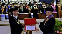 Undip Serahkan Gelar Doktor HC Ilmu Sosial Ekonomi Peternakan