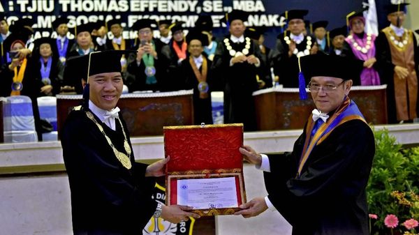 Undip Serahkan Gelar Doktor HC Ilmu Sosial Ekonomi Peternakan