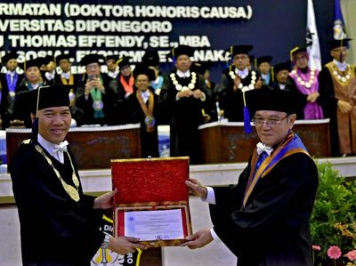 Undip Serahkan Gelar Doktor HC Ilmu Sosial Ekonomi Peternakan