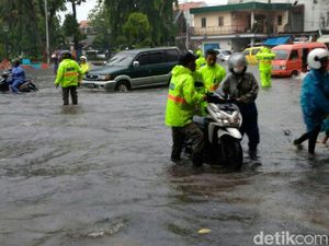 Hujan Reda, Dinas PUBMP Surabaya: Air Mulai Surut 5-10 Cm Hujan Reda, Dinas PUBMP Surabaya: Air Mulai Surut 5-10 Cm