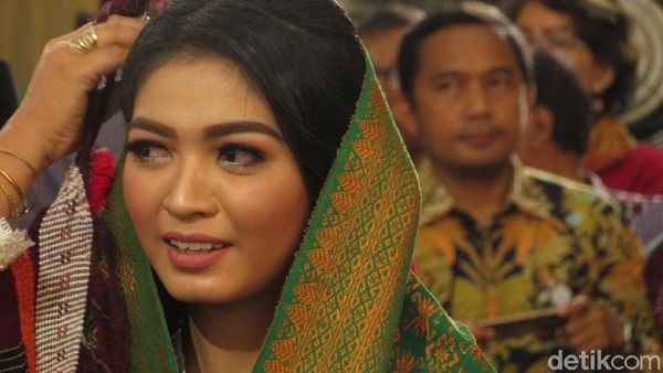 Senyum Menawan Selvi Sang Putri Solo Saat Manortor