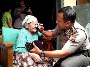 Nenek Majenah Menangis Haru Rumahnya Dibedah Aparat Cirebon Nenek Majenah Menangis Haru Rumahnya Dibedah Aparat Cirebon