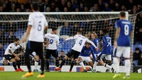 Bryan Cristante membobol gawang Everton. Reuters/Carl Recine.