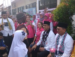Hadiri Acara Revolusi Putih Anies Bagi-bagi Susu Bareng Bidadari