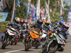 Pebalap YRI Galang Hendra dan Rey Ratukore Beri Coaching Clinic