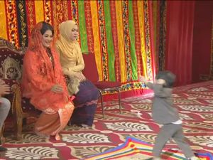 Cantiknya Kahiyang Berkebaya Oranye di Pesta Adat