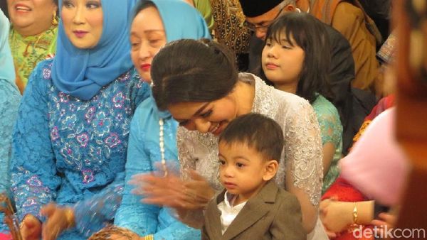 Aksi Menggemaskan Jan Ethes di Pesta Adat Kahiyang-Bobby