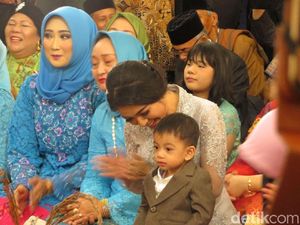 Aksi Menggemaskan Jan Ethes di Pesta Adat Kahiyang-Bobby