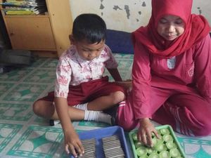 Digaji Rp 500 Ribu/Bulan, Guru Nurlina Nyambi Jualan Kue