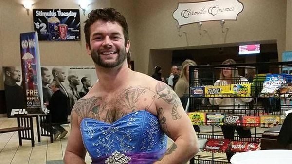 Foto: So Sweet, Momen Menggemaskan Saat Anak Perempuan Dandani Ayahnya