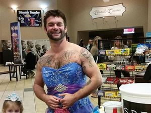 Foto: So Sweet, Momen Menggemaskan Saat Anak Perempuan Dandani Ayahnya