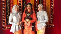 Foto: Gaya Hijab Simpel 2 Kakak Cantik Bobby di Pernikahan Kahiyang Ayu