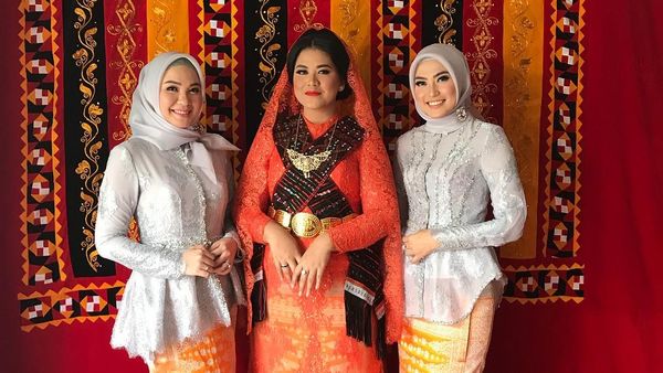 Foto: Gaya Hijab Simpel 2 Kakak Cantik Bobby di Pernikahan Kahiyang Ayu