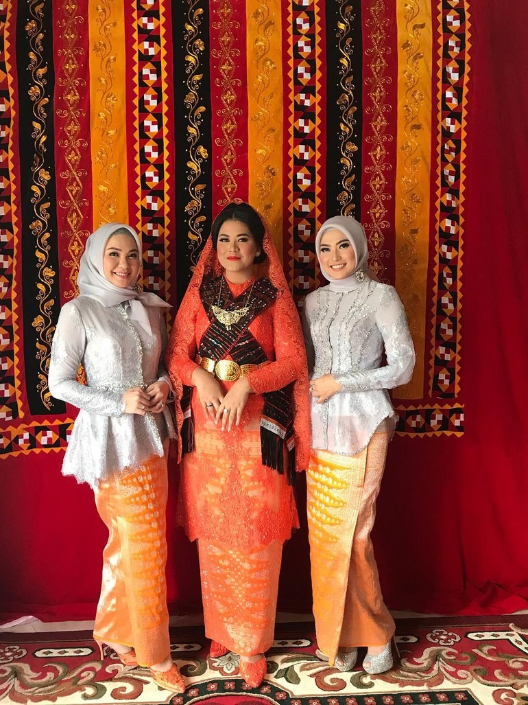 Baju Pengantin Songket Maroon