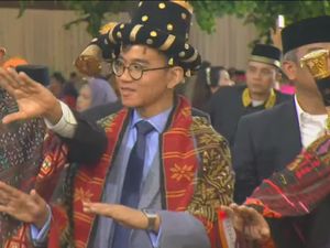 Gibran Ikut Manortor di Pesta Adat di Depan Kahiyang-Bobby