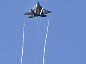 Manuver Jet Tempur Amerika Serikat Lukai 3 Penumpang Pesawat Iran Manuver Jet Tempur Amerika Serikat Lukai 3 Penumpang Pesawat Iran