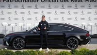 Cristiano Ronaldo memilih mobil yang paling mewah, Audi RS 7 performance 4.0 TFSI berkelir hitam. Harga mobil ini adalah 152.570 euro atau sekitar Rp 2,7 miliar  (Denis Doyle/Getty Images For AUDI)