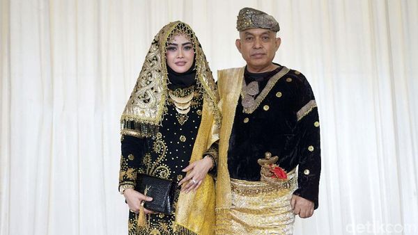 Berbagai Pakaian Adat Meriahkan Pesta Adat Kahiyang-Bobby