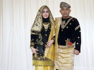 Berbagai Pakaian Adat Meriahkan Pesta Adat Kahiyang-Bobby