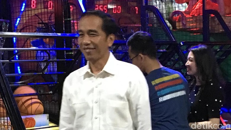 Begini Gaya Jokowi Pamer Main Basket di Depan Ethes
