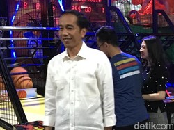 Begini Gaya Jokowi Pamer Main Basket di Depan Ethes