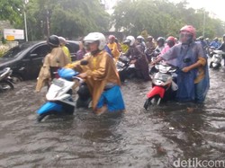 Surabaya Diguyur Hujan Deras, Genangan Air Ada di Mana-mana