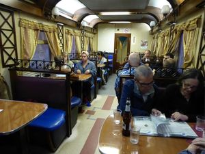 Demi Anak, Sepasang Lansia Naik Angkutan Umum dari Inggris ke Hong Kong