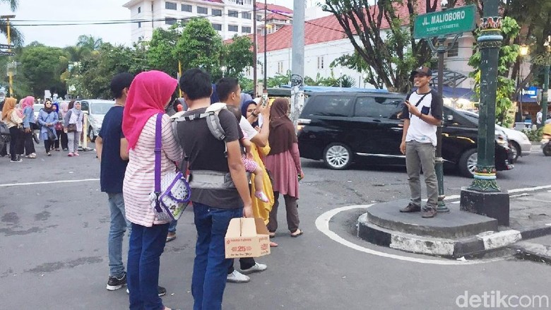Wisatawan berfoto di plang Jalan Malioboro, Yogyakarta (Kurnia/detikTravel) Wisatawan berfoto di plang Jalan Malioboro, Yogyakarta (Kurnia/detikTravel)