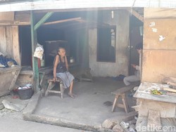 Ini Gubuk Kayu Tempat Nenek Tini Merawat Kakek Radi yang Lumpuh