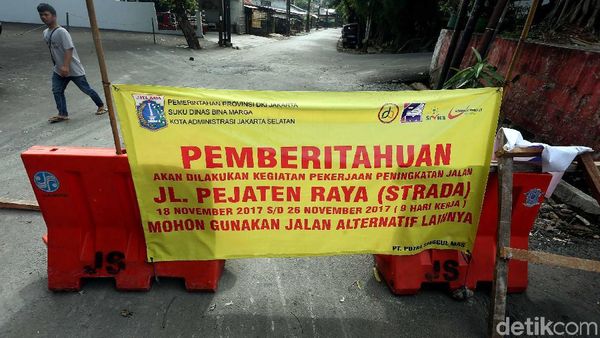 Jalan Pejaten Raya Ditutup Akibat Pengecoran Jalan