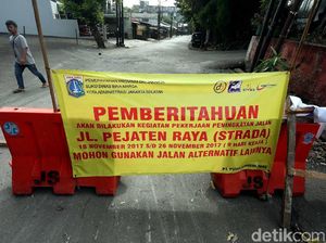 Jalan Pejaten Raya Ditutup Akibat Pengecoran Jalan