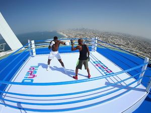 Ketika Anthony Joshua Pasang Ring di Helipad Burj Al Arab