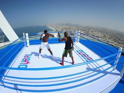 Ketika Anthony Joshua Pasang Ring di Helipad Burj Al Arab
