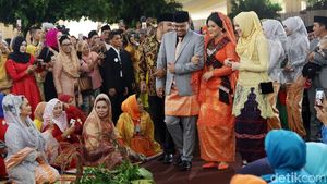 Foto: Senyum Bahagia Kahiyang-Bobby di Pesta Adat