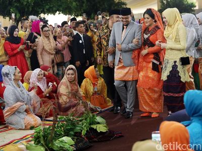Foto: Senyum Bahagia Kahiyang-Bobby di Pesta Adat