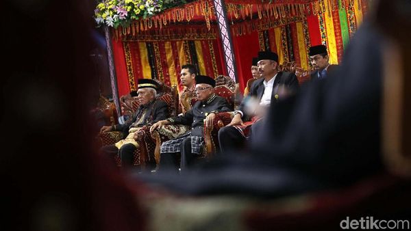 Sidang Adat Bahas Gelar untuk Kahiyang-Bobby