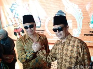Duet Kacamata Hitam Belum Lengkapi Berkas Jalur Independen Duet Kacamata Hitam Belum Lengkapi Berkas Jalur Independen