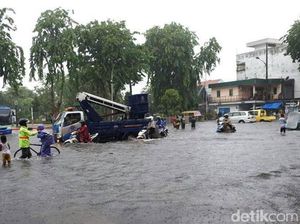 56 Rumah Pompa Dimaksimalkan untuk Atasi Banjir di Surabaya