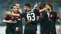 AC Milan akhirnya lolos setelah mengalahkan Austria Vienna 5-1. Rossoneri juga dipastikan jadi juara Grup D. Foto: Alessandro Garofalo/Reuters